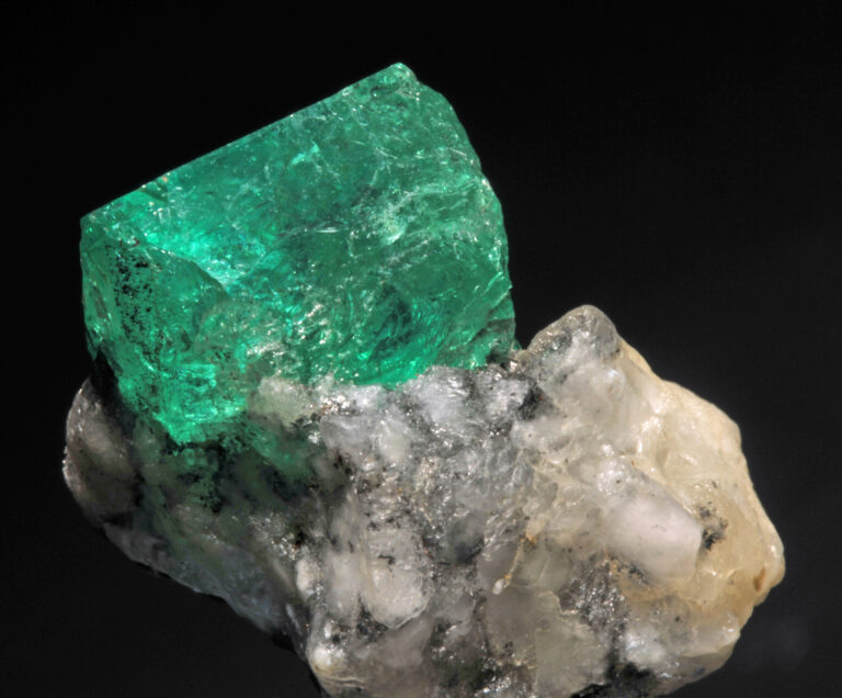 cristal de bryl var. meraude sur gangue (colombie)
